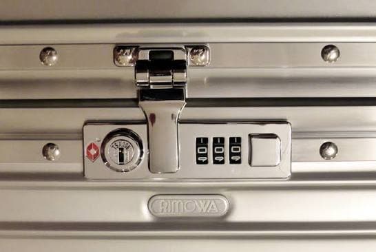Gros plan sur un cadenas de valise compatible TSA en Thaïlande