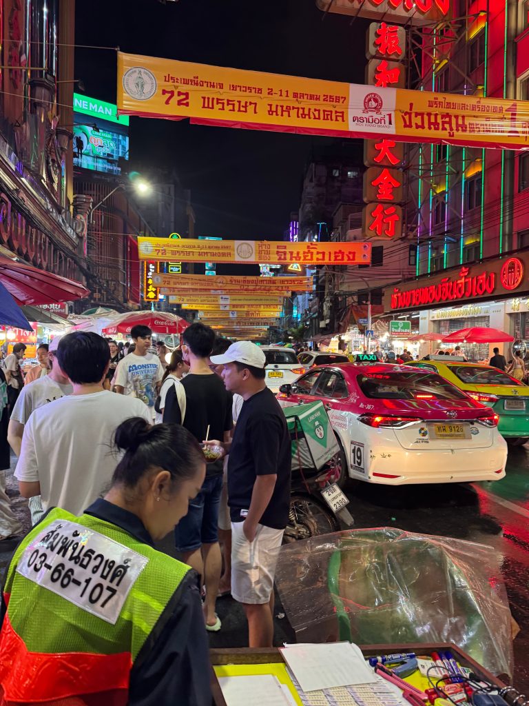 drapeaux jaune festival végétarien yaowarat bangkok Thaïlande