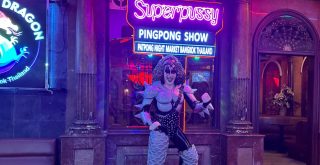 Personnage promottant le ping pong show à Patpong, le plus ancien quartier chaud de Bangkok