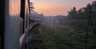 vue extérieur du train de nuit qui va de Bangkok à Chiang Mai